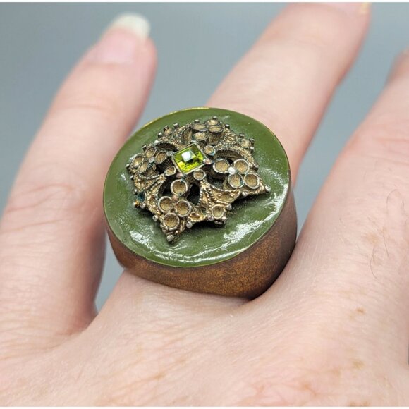 Vintage Oval Green Enamel Rhinestone Filigree Brass Color Size 7.5 Ring R1 - Picture 2 of 8